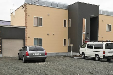 赤い月のアパート