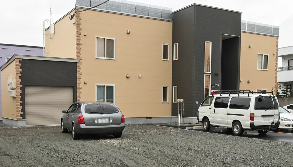 赤い月のアパート