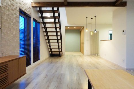 スケルトン階段で　明るく開放的な家