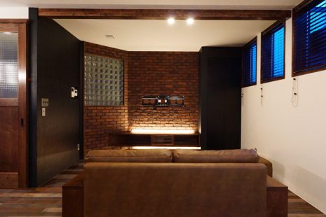 異素材を愉しむ　ガレージのある家