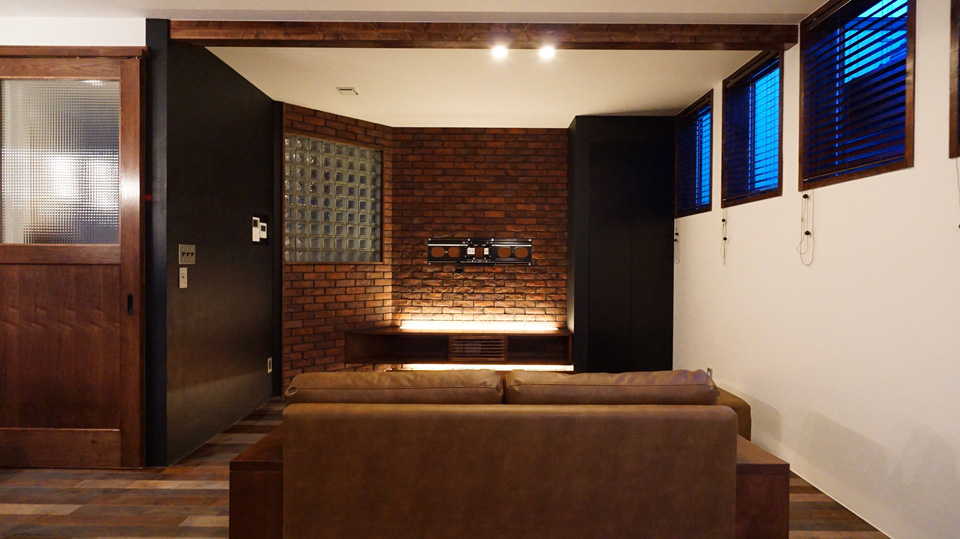 異素材を愉しむ　ガレージのある家