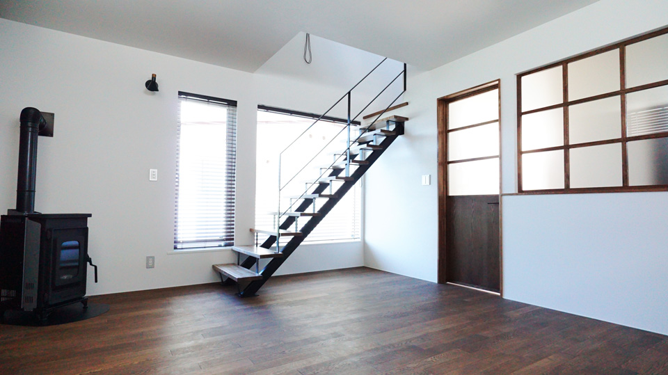 薪ストーブと木目　ぬくもり感じる家