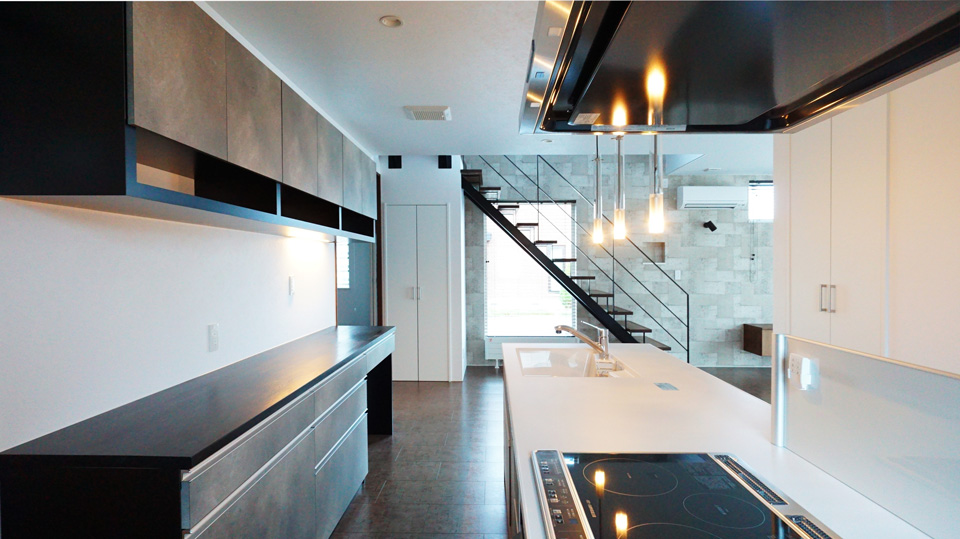 「ブラック」で　魅せる家