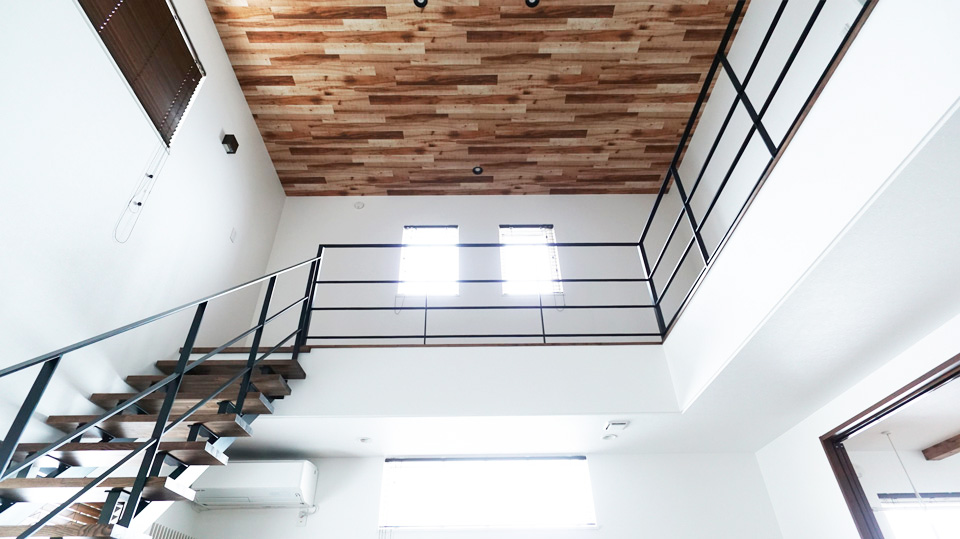 木材の色を味わい　家族を感じる家