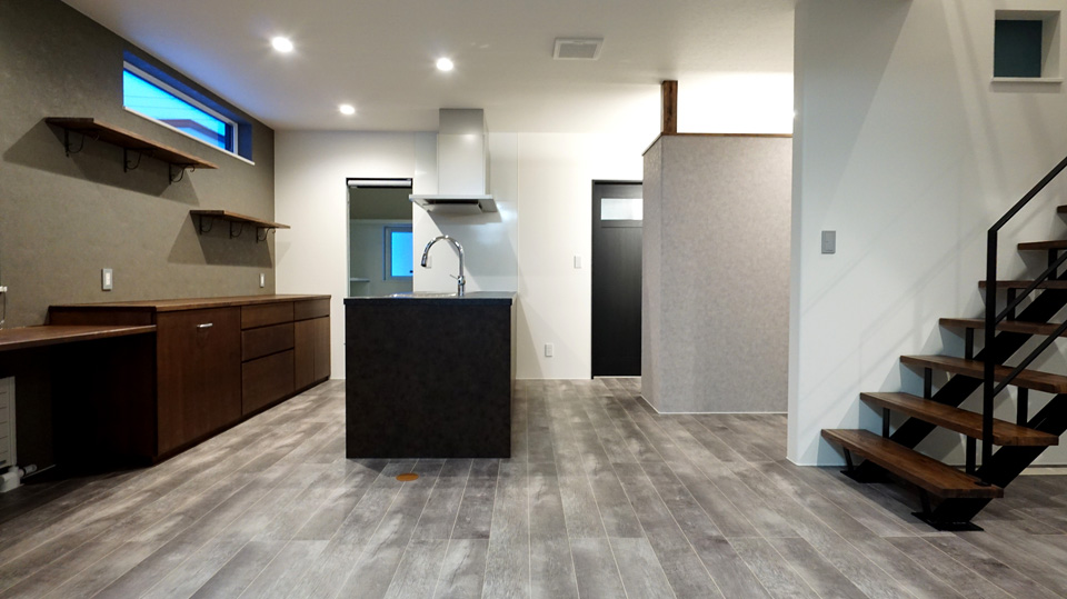 グレイッシュに　まとめた大人の家