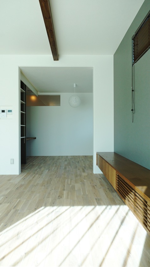 陽だまりの中　梁が映える家