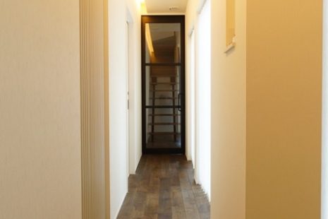 長い廊下の先に　つながる家族空間