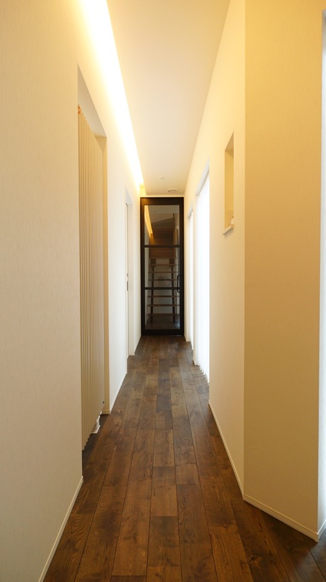 長い廊下の先に　つながる家族空間