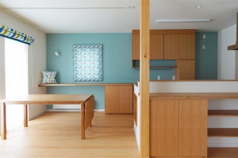 ブルーで魅せる　シンプルな家　