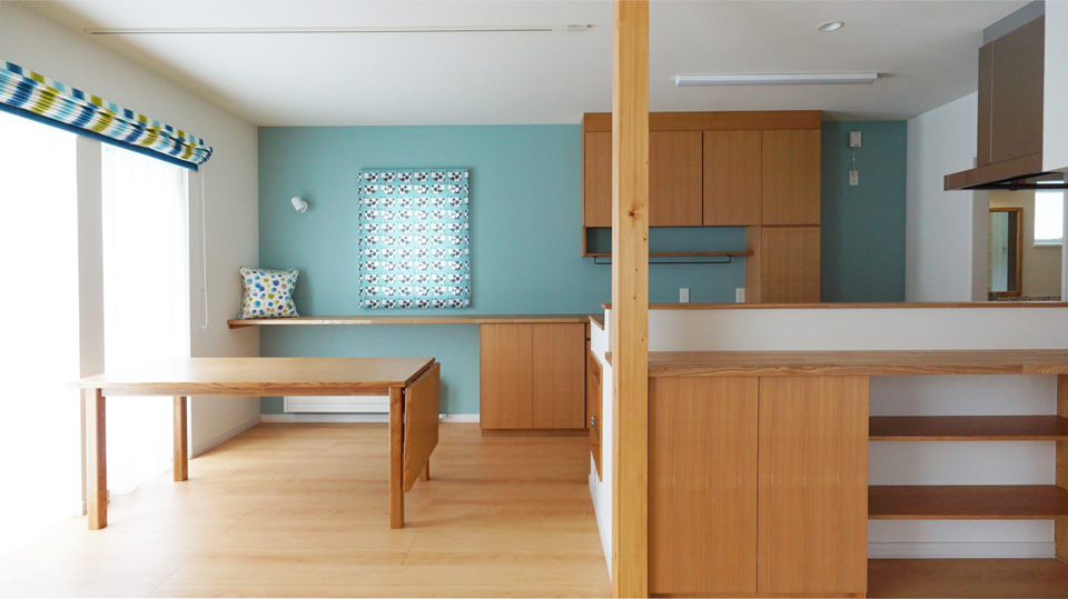 ブルーで魅せる　シンプルな家　