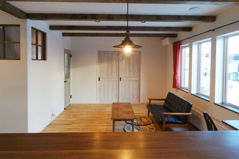 素材感で表現する　アンティークな家