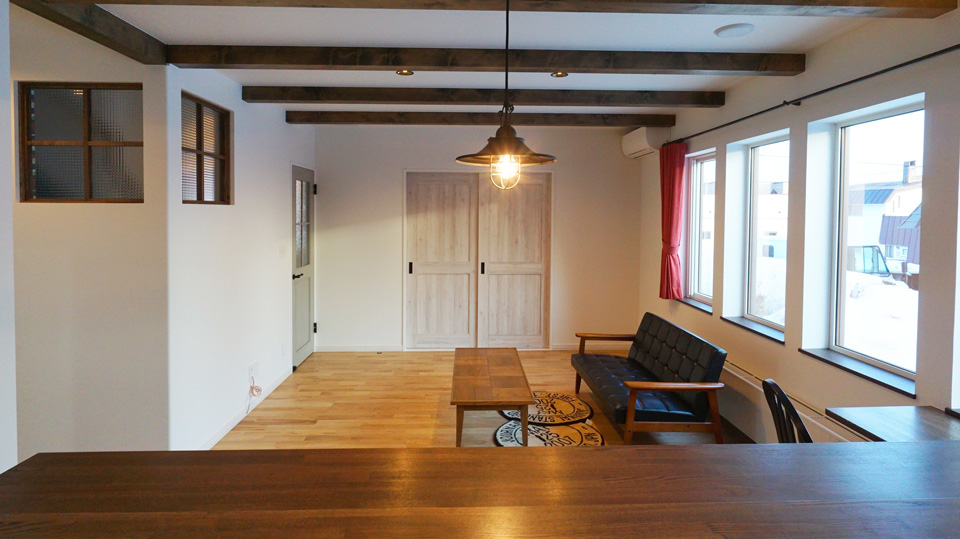 素材感で表現する　アンティークな家