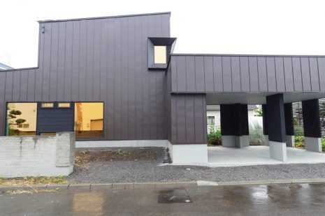 カーポートのある　大人かっこいい家　