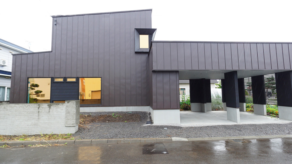カーポートのある　大人かっこいい家　