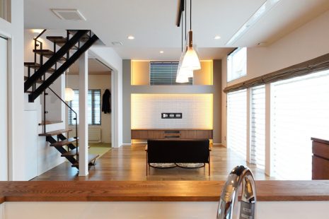 リビング一面の窓　朝が待ち遠しい家