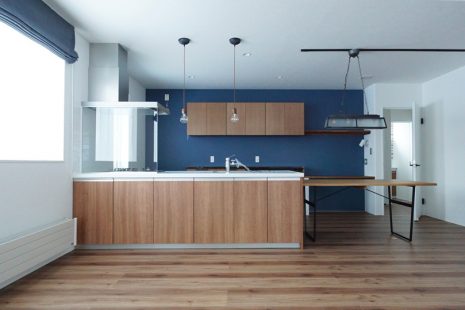 シンプルな青で　いごこちのいい家