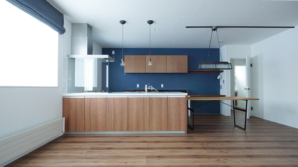 シンプルな青で　いごこちのいい家