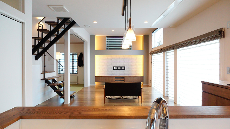 リビング一面の窓　朝が待ち遠しい家