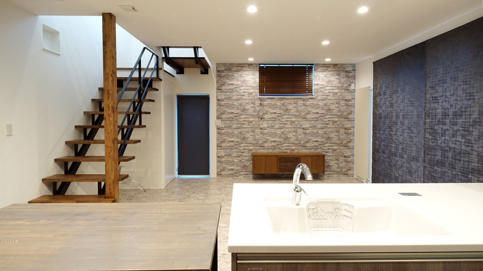 素材感で表現する　媚びない家