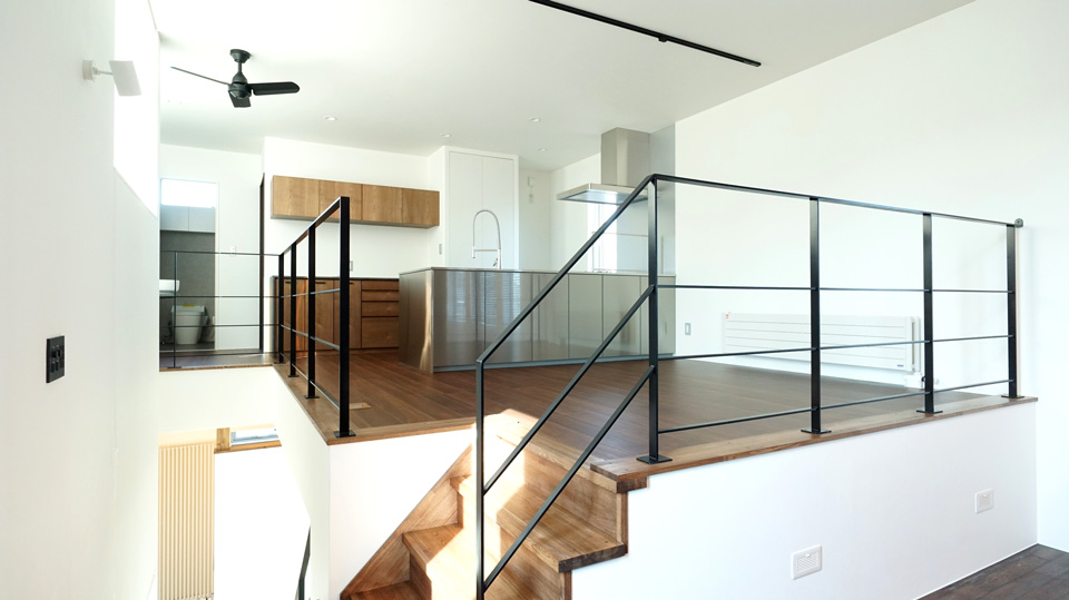 段差空間や素材で　場面が変わる家